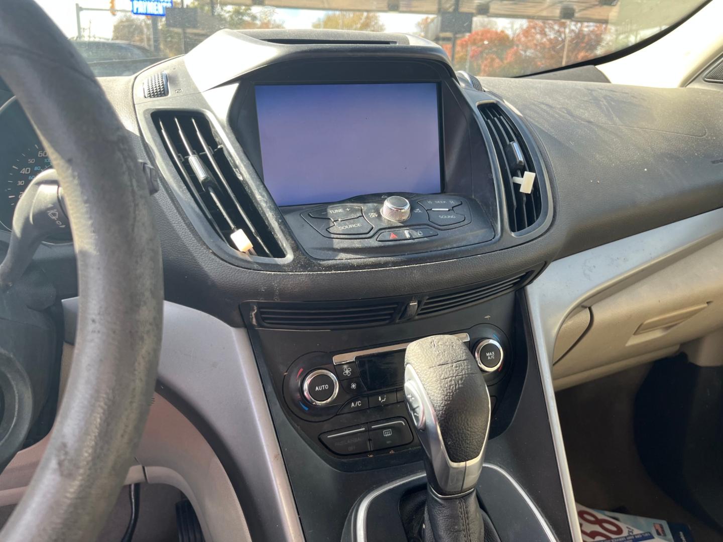 2013 WHITE FORD ESCAPE SE FWD (1FMCU0GX3DU) with an 1.6L L4 DOHC 16V engine, 6-Speed Automatic transmission, located at 8101 E. Skelly Dr., Tulsa, OK, 74129, (918) 592-3593, 36.121891, -95.888802 - Photo#2